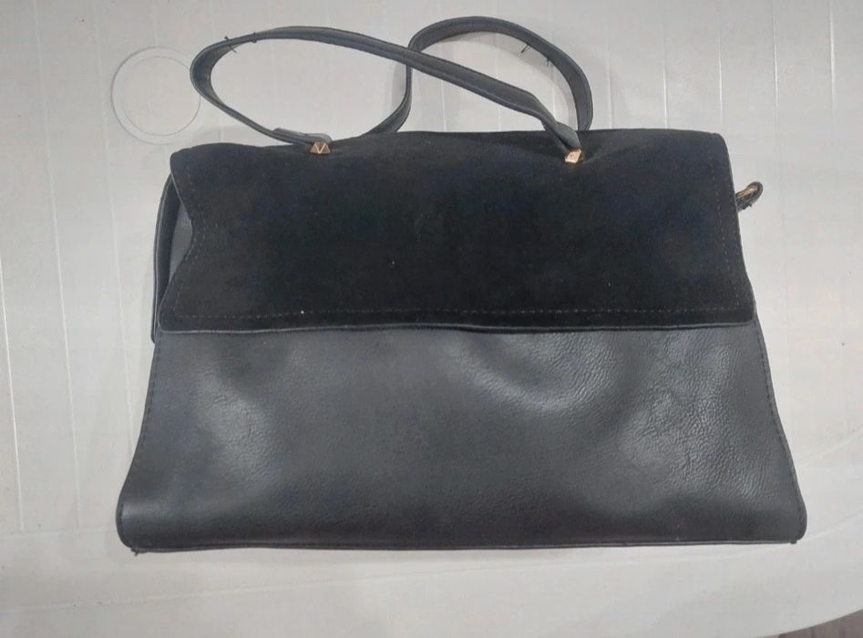 Mala preta em couro sintético