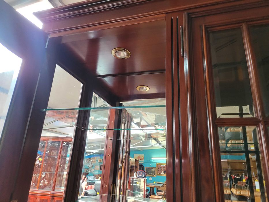 Grande móvel em madeira com fundo em espelho e banc