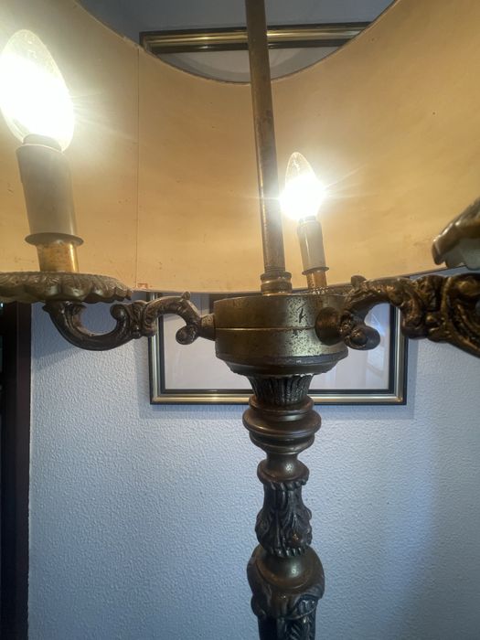 Candeeiro de pé alto