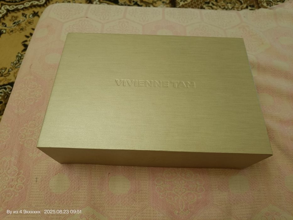 нетбуке HP Mini 210-1099EZ Vivienne Tam Edition