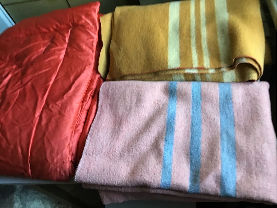 Одеяла  байковые пуховое  холофайбер , подушки б/ у