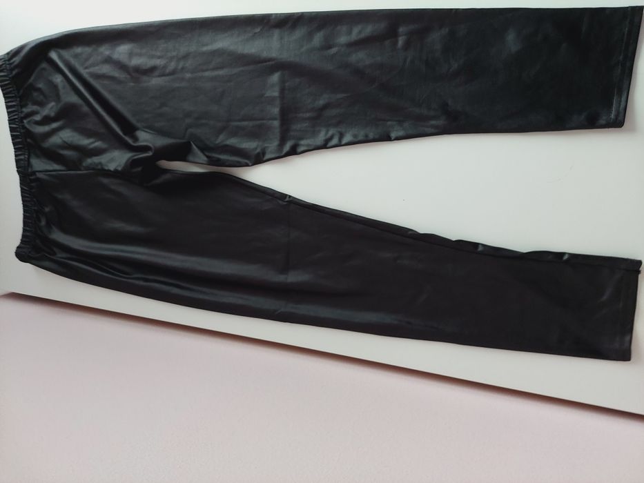 Czarne legginsy skórzane boohoo 40