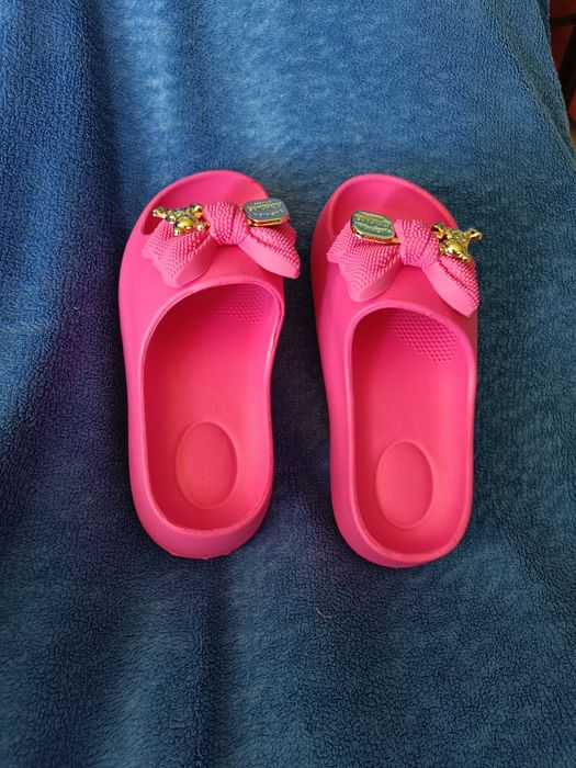 FUKSJOWE KLAPKI DAMSKIE 

Ta aukcja dotyczy rozmiaru: 36/37

Świ