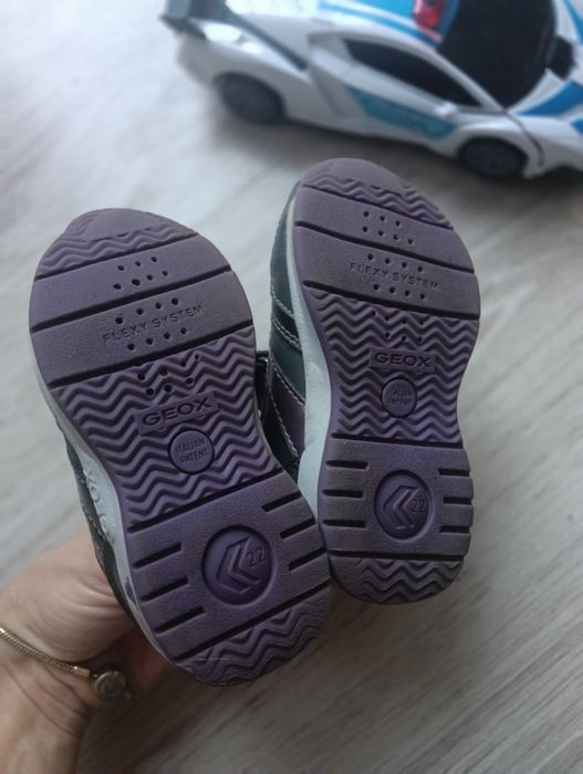 Buty sportowe dla dziewczynki marki Geox rozmiar 22