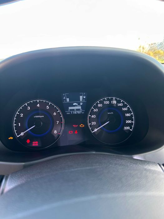 Hyundai Accent 2012 1.6 бензин