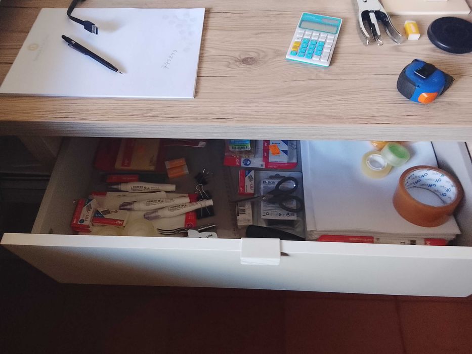 Secretaria com cadeira