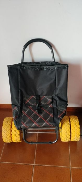 Carro de pesca para andar na areia.