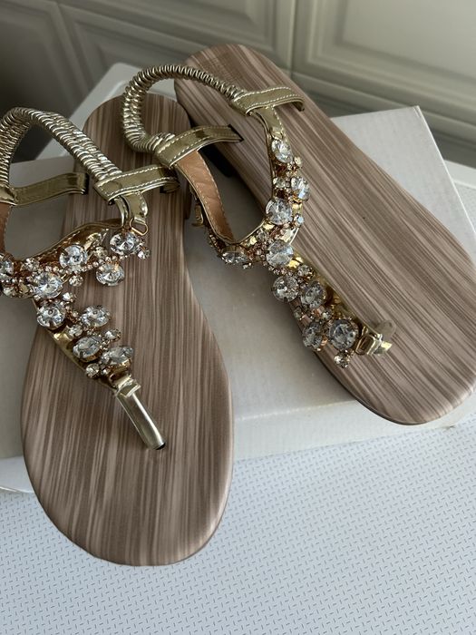 Sandalias lindas rasas da moda