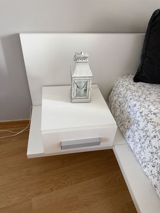 Cama + mesas de cabeceira (sem colchão)