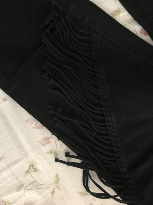 Calças pretas com franjas