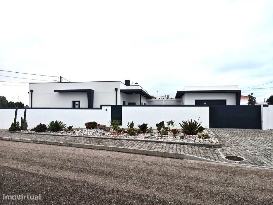 Moradia térrea T3 com garagem perto de Coruche