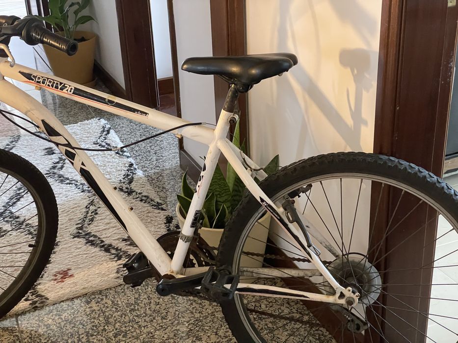 Vendo uma bicicleta usada em bom estado ! Precusa arrunar o freio!