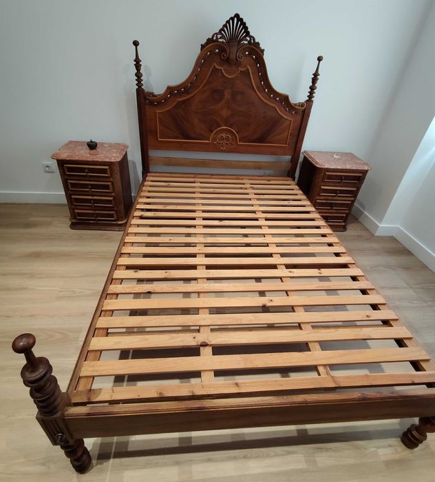 Cama de casal, com colchão, madeira raiz de nogueira.