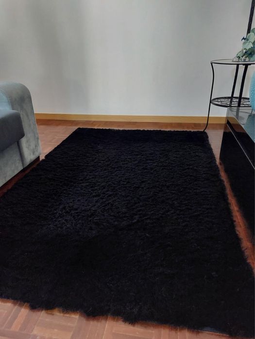 Tapete preto de pêlo médio alto
