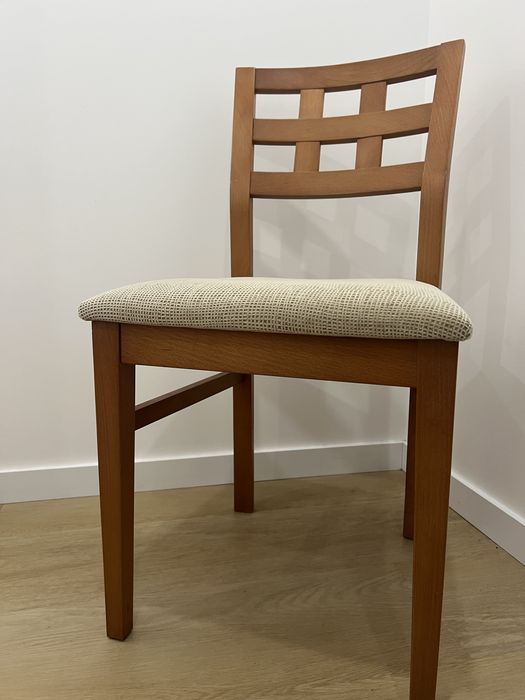 Cadeira em madeira cerejeira com almofada bege