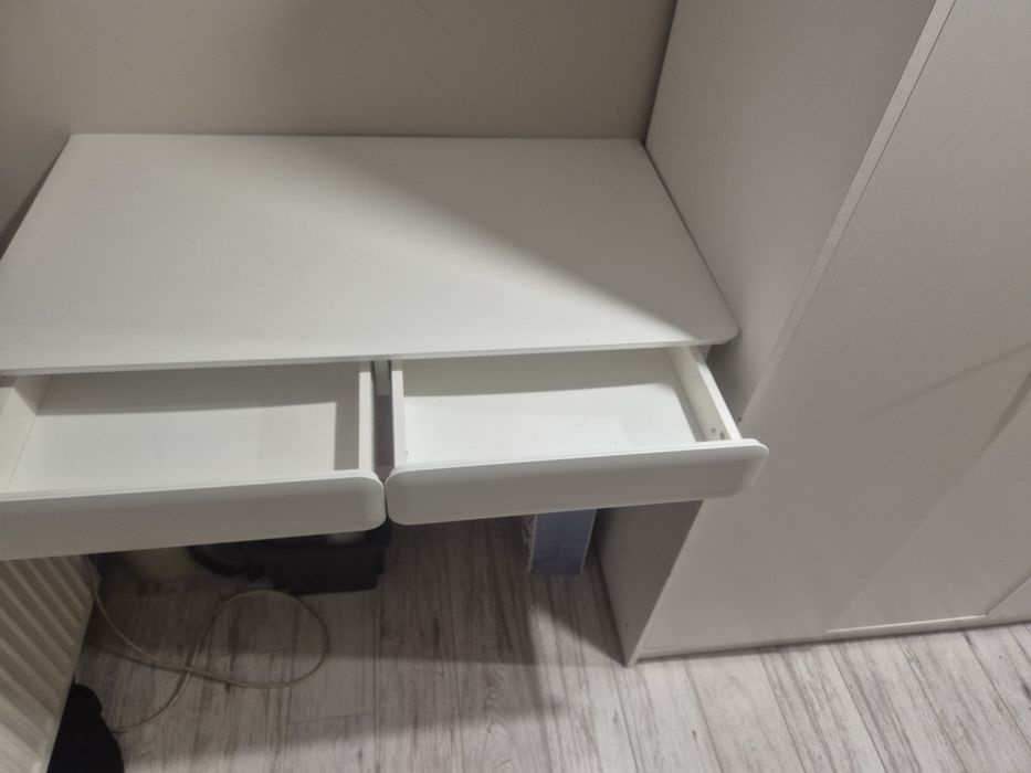 Białe biurko na haki