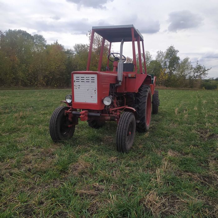 Трактор т25 з причепом та плугом.