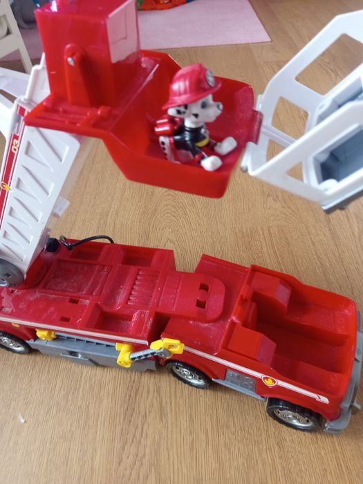 Camião bombeiros patrulha pata