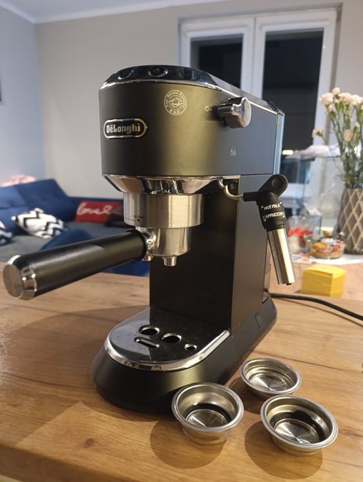 ekspres kolbowy DeLonghi Dedica