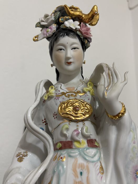 Estatueta chinesa em porcelana – Guanyin – grande e detalhada