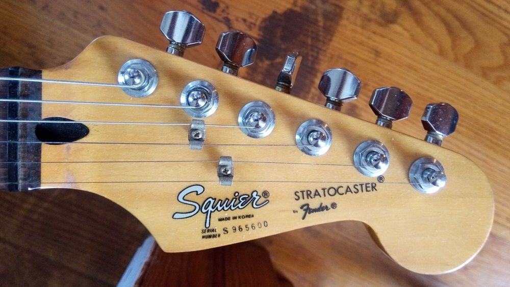 Guitarra (Squier by Fender Stratocaster Standard Fiesta Red Made in Korea 1989) Ligei a um Amplificador Gibson