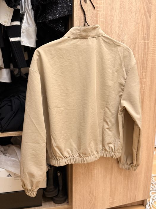Куртка-бомбер бежева