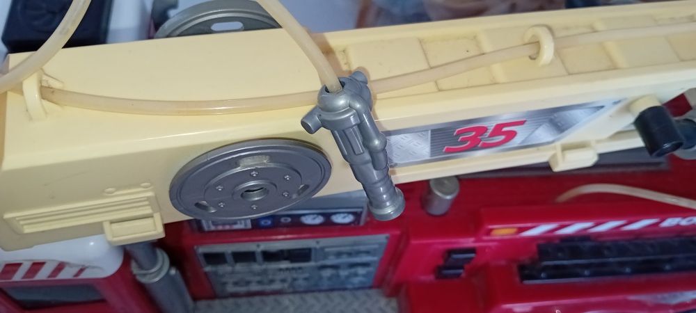 Camião de bombeiros grande com música e com jacto de água