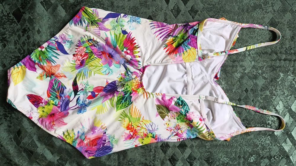 Гарний купальник в новому стані