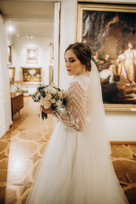 Весільна сукня з вишивкою