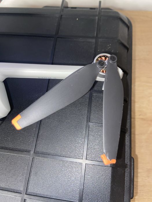 Dron Dji Mini 3, kontroler RC i inne akcesoria.