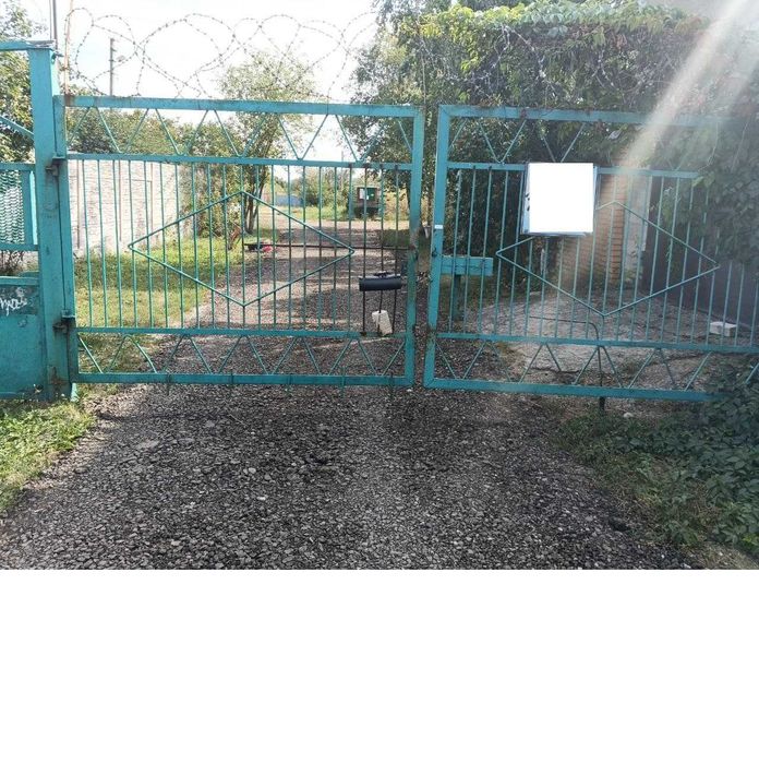 Здається великий 3-поверховий будинок у м. Самар біля річки