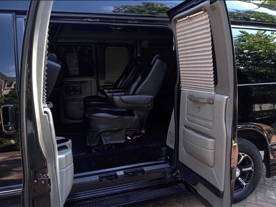 Chevrolet Express , обслужений на автоматі. Ідеальний бус для дальніх поїздок