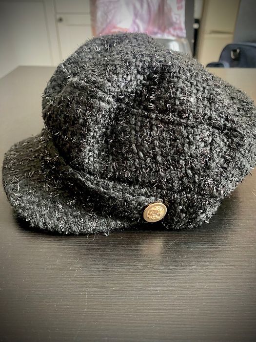 Kaszkiet damski, czarny, błyszczący