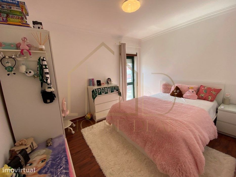 Apartamento T3 com áreas generosas no Centro da Moita