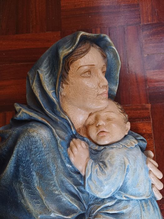 Imagem de Nossa Senhora com o menino Jesus ao colo para pendurar