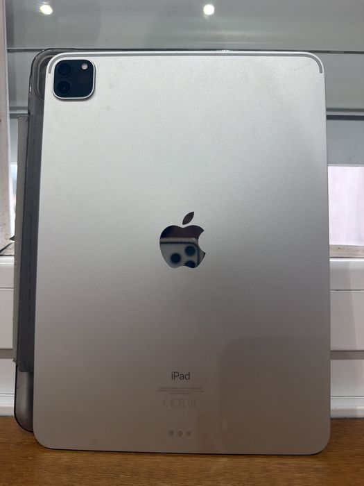 Vendo iPad Pro 11” 2.ª geração (2020), 256 GB, Wi-Fi, na cor cinza.