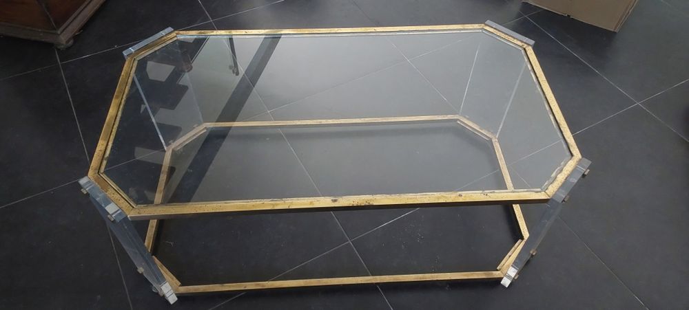 Mesa de apoio em vidro, acrílico e  estrutura em  latão