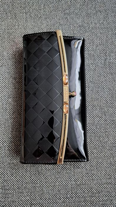 Nowy portfel-torebka lakierowany