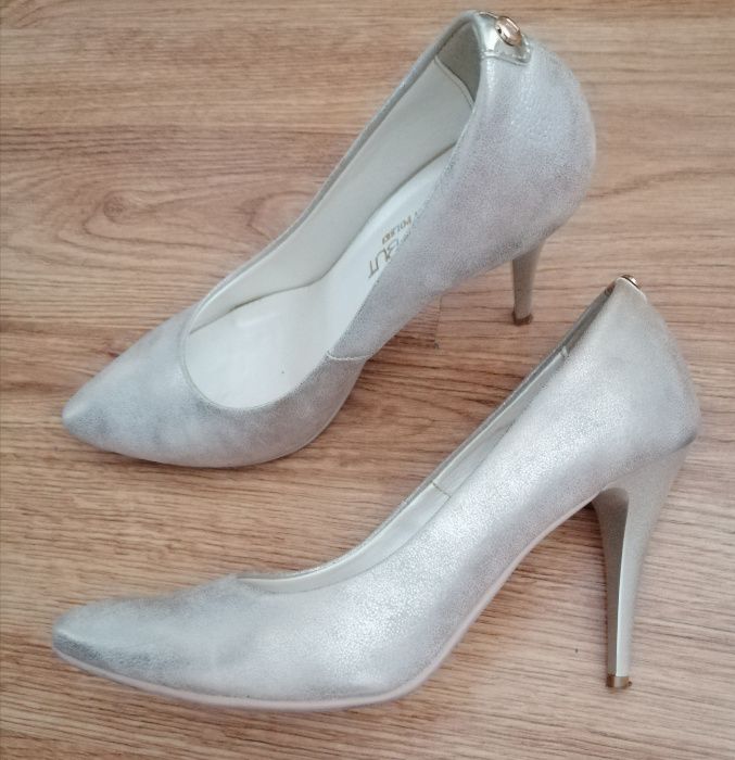 złote szpilki stan b.dobry 39