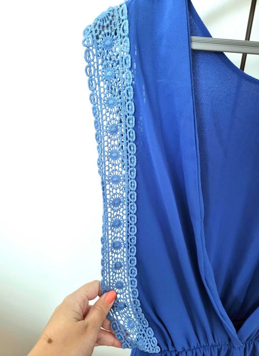 Macacão azul com decote nas costas e detalhe estilo crochet, tamanho S