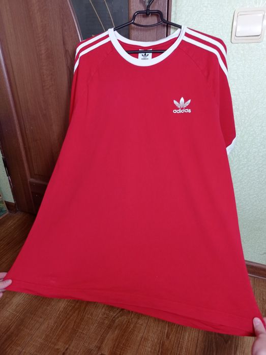 Футболка Adidas.