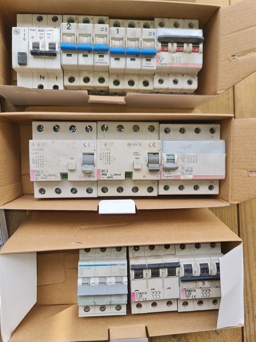 zestaw osprzętu elektroinstalacyjnego
