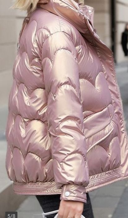 Błyszcząca różowa pikowana kurtka damska.