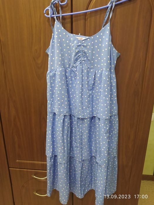 Блакитна сукня в горошок