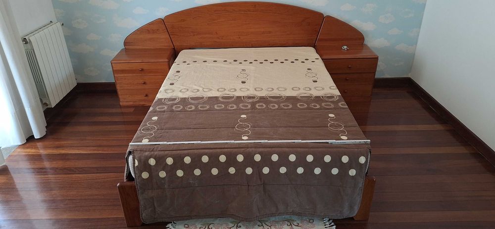 Cama casal, 2 mesas de cabeceira, Estrado, Colchão, Cómoda e Espelho