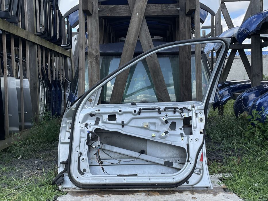 Двері Передня Права Дверка передння правая BMW E39 TITAN SILBER TITAN SILVER 354