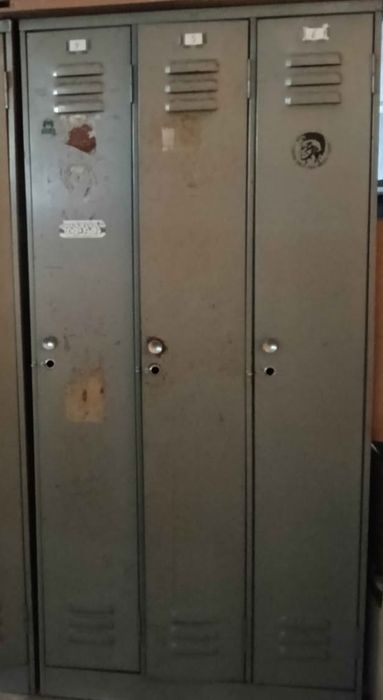 Cacifos em metal, com 3 portas