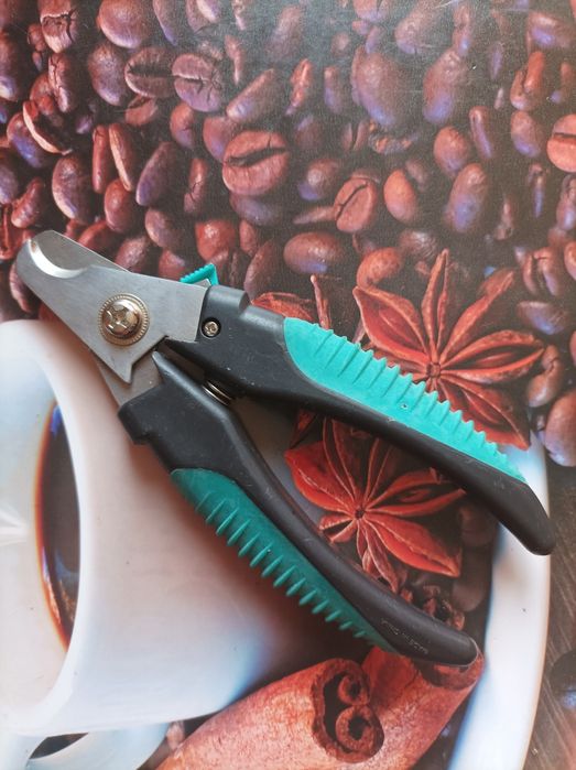 Когтерез и шприц