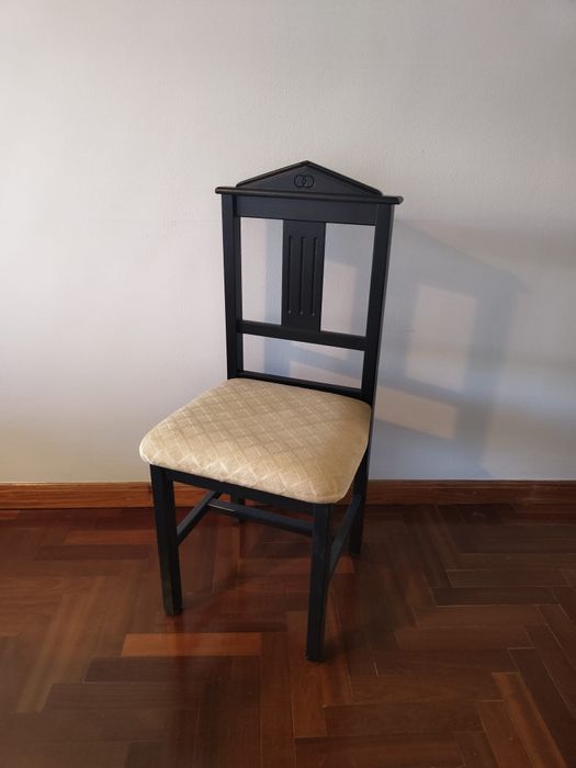 Cadeira de madeira pintada de preto em muito bom estado