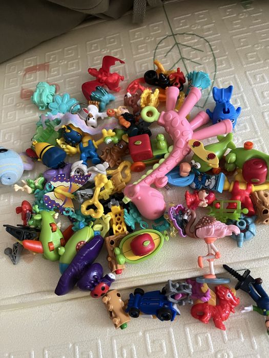 Кіндери, іграшки дитячі